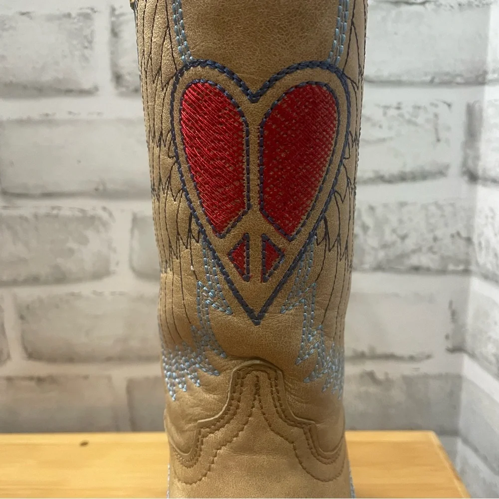 Corral vintage TEEN Heart & Wings western boots, size 2 Leather. Preowned.